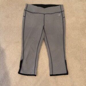New Balance Achieve Reversible Mid Rise Crop Leggings in Stripes/Solid Gray Sz L
